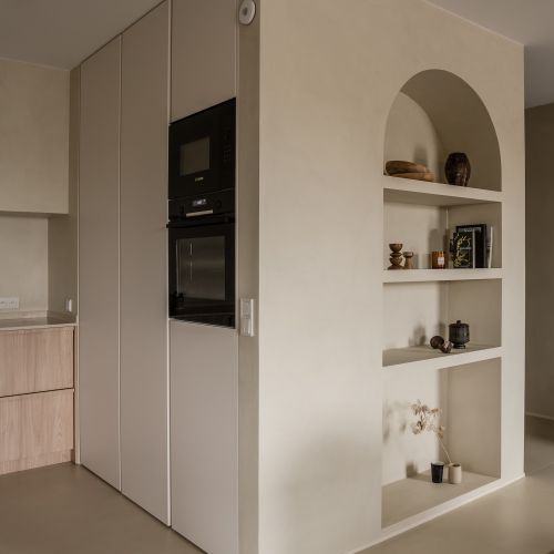 wnęka w kształcie łuku - służy jako półka na której wyeksponowane są dekoracyjne przedmioty