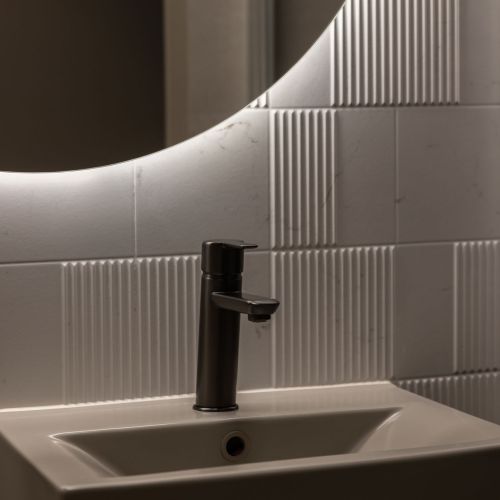 podświetlane lustro w eleganckiej łazience