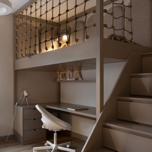 antresola z łóżkiem i biurkiem w pokoju nastolatka