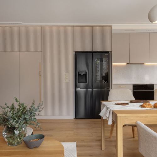 beżowa kuchnia z jadalnia otwartą na salon