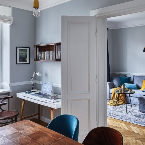 Balkon, piec i obraz urządziły całe mieszkanie w warszawskiej kamienicy