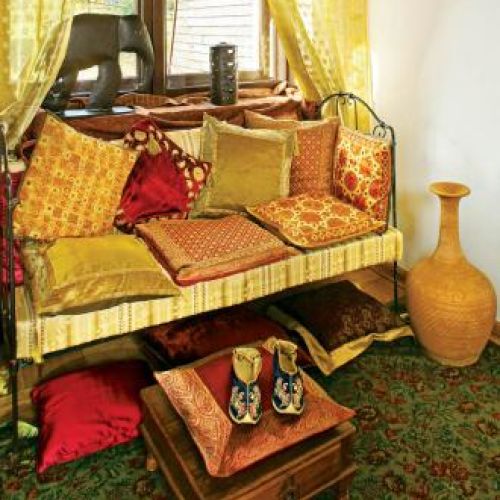 Mimo różnorodności wzorów i kolorów poduszki ze sobą współgrają.