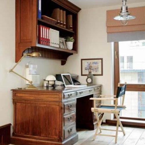 Minigabinet znajdujący się na podeście w sypialni.