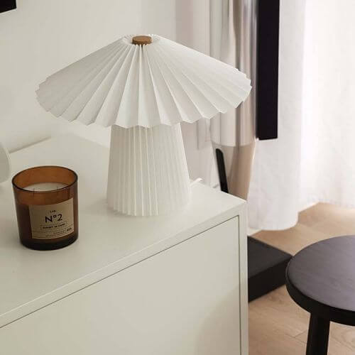 biała lampa stołowa z plisowanym kloszem