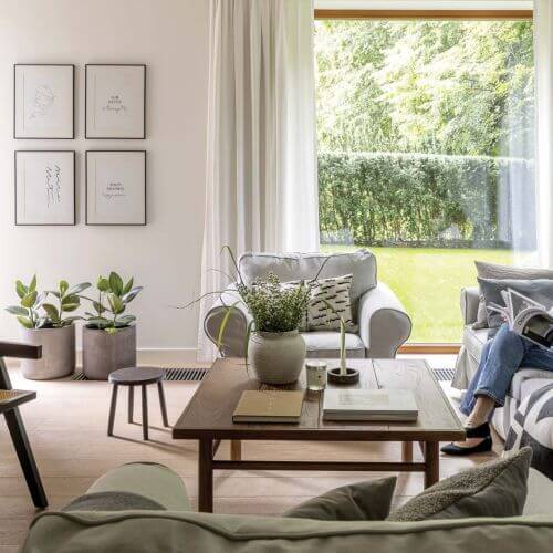 minimalistyczne wnętrze inspirowane naturą domu w Konstancinie-Jeziornej