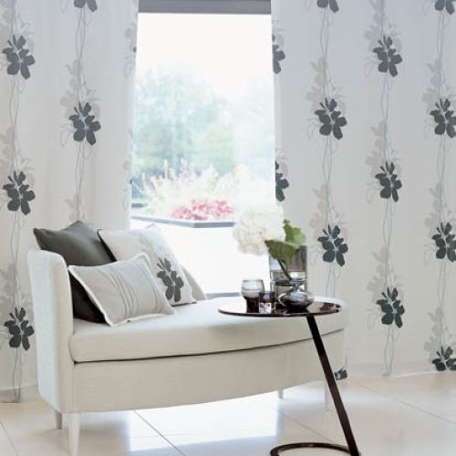 Miniszezlong, ministolik i przytulny kącik gotowy. Tkaniny na poduszkach i zasłonach to kolekcja Pippin firmy