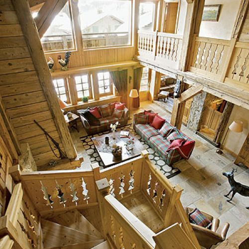 Miodowy odcień drewna, grube pledy i poduszki, abażury w słonecznych kolorach, skórzany fotel - ma być przytulnie i jasno.