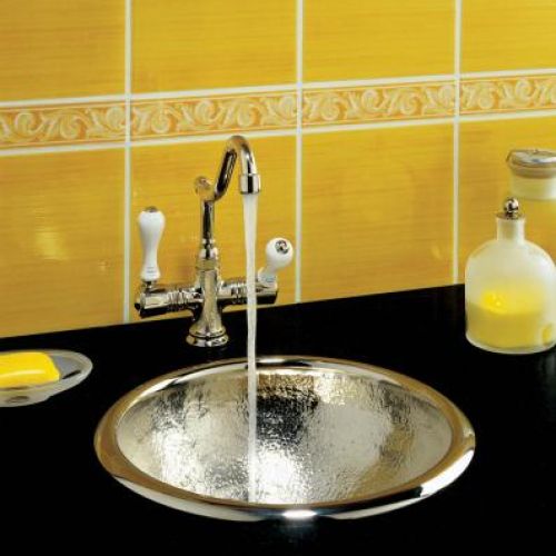 Misa z błyszczącego niklu (4316 zł). Do kompletu bateria Namur. STEPIM