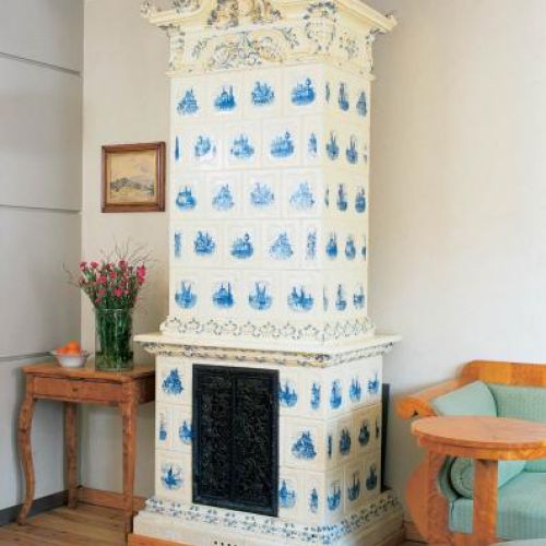 Miśnieński piec świetnie prezentuje się w salonie.