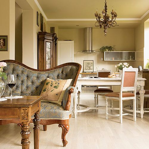 Mnóstwo antyków odziedziczyli po rodzicach: serwantkę, stalową szafkę z przepastnymi szufladami, dębowy stół, przy którym