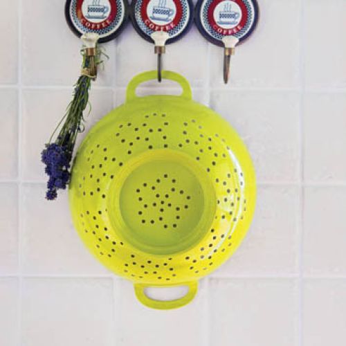 Moc dodatków - kolorowe naczynia ożywiają białą kuchnię.