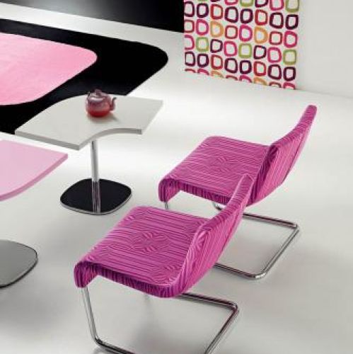 Model Skip Lounge zaprojektowany przez Karima Rashida. Rama z chromu albo stali lakierowanej w kolorze