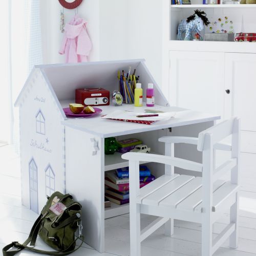 Meble w pokoju dziecka mają być proste, funkcjonalne, wytrzymałe i bezpieczne.