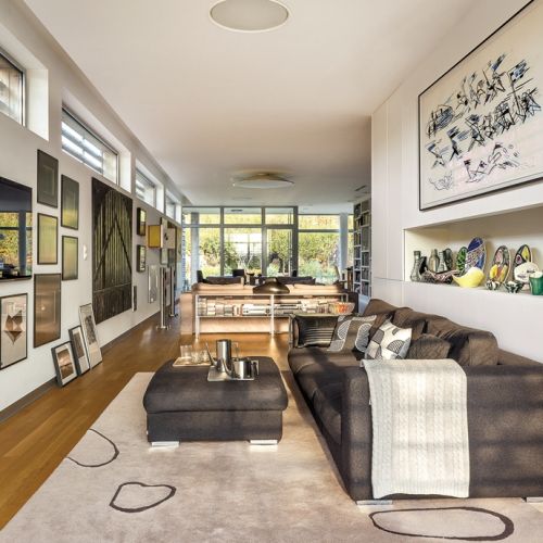 Tysiące książek, mnóstwo ceramiki i szkła, kilkadziesiąt obrazów – wszystko to w modernistycznym domu –