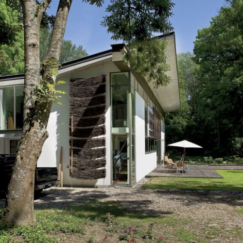 Modernistyczny dom z dekoracjami z faszyny.