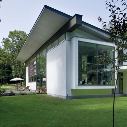 Modernistyczny dom z dekoracjami z faszyny.