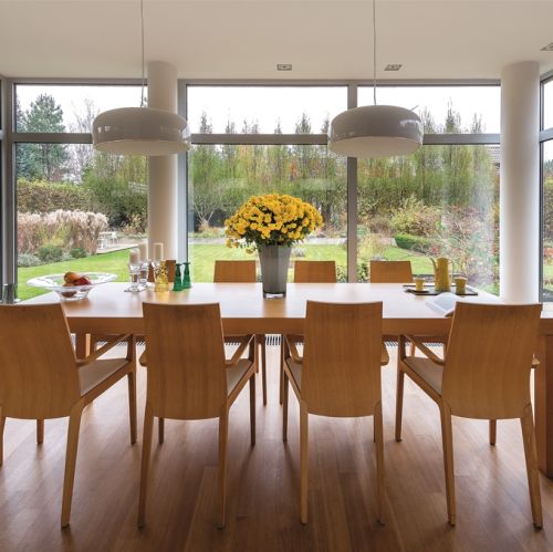 Przez ogromne szklane ściany do domu wchodzi ogród. Nie ma w nim żadnego iglaka, za to dużo krzewów, traw