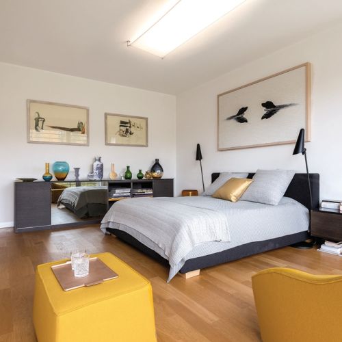 W sypialni na komodzie szkło Zbigniewa Horbowego, praca Stephanie Syjuco oraz wazony z krośnieńskiej huty Makora.