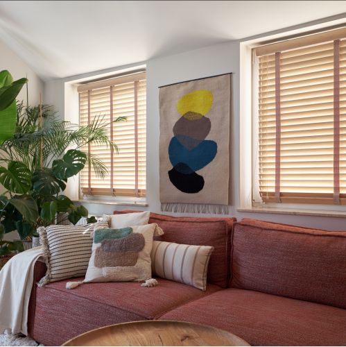 artystyczny kilim na ścianie w salonie