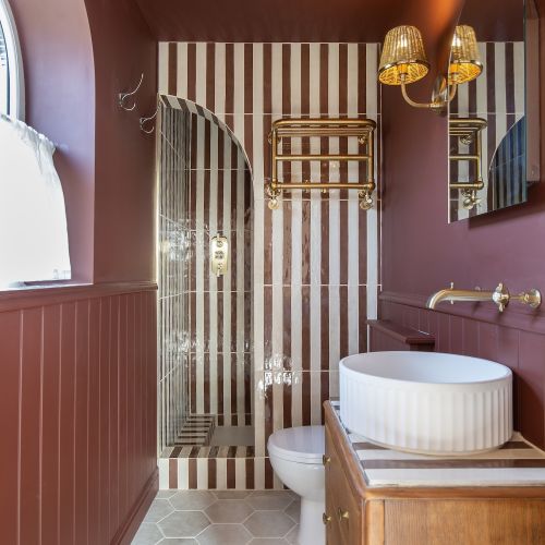 modne płytki łazienkowe 2026