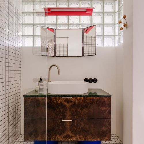 ściana z luksferów w łazience