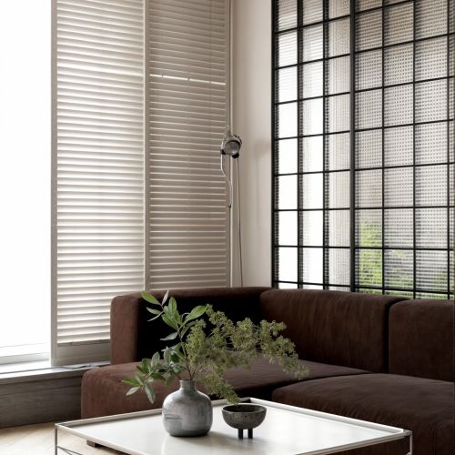 ściana z luksferów w salonie