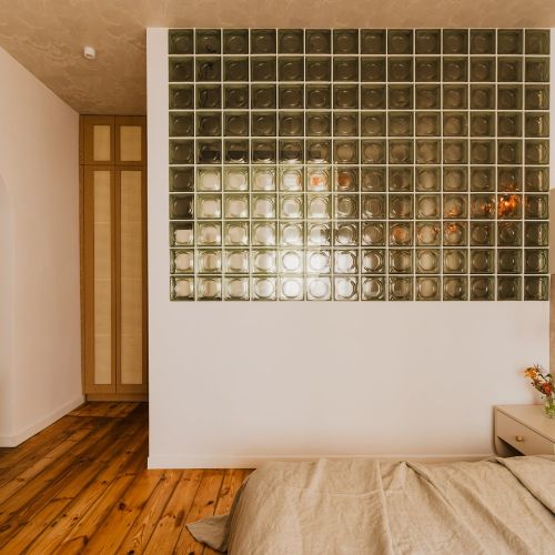 przepierzenie z luksferów w sypialni