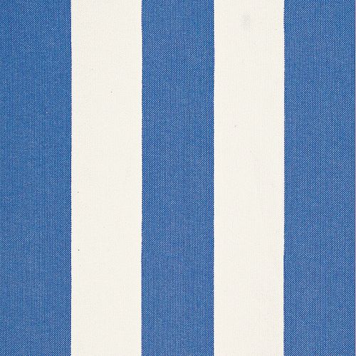 Modne tkaniny w oknach, na stole i kanapie