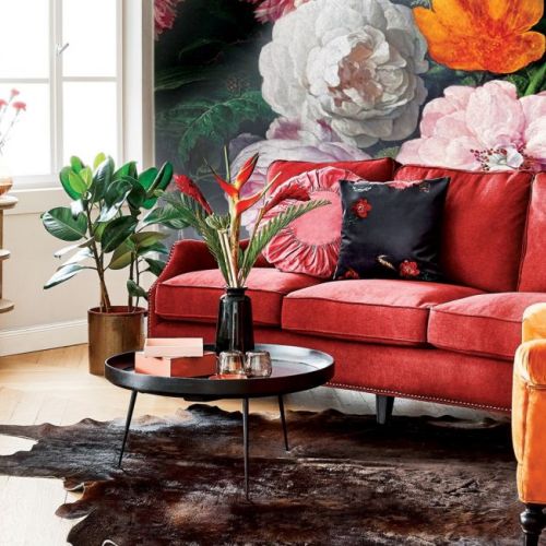 czerwona sofa i pomarańczowy fotel