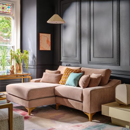 ciemne kolory w salonie 2026