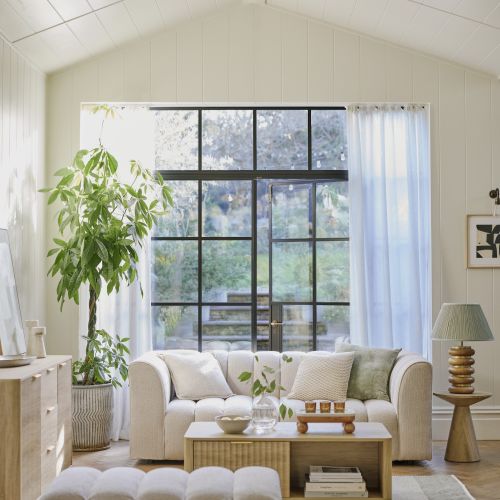 modne meble o zaokrąglonych kształtach w salonie