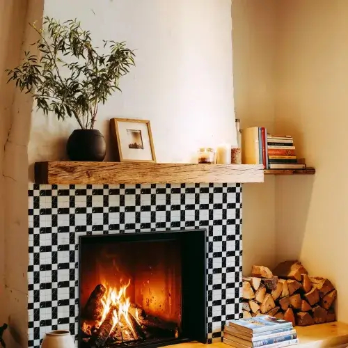 płytki w kratkę wokół kominka