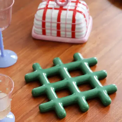 ceramiczne dodatki ze wzorem kratki