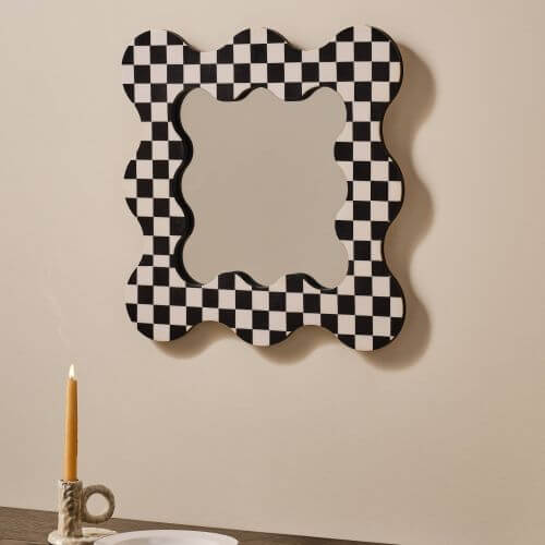 lustro z ramą w kratkę