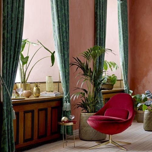 czerwony fotel w salonie