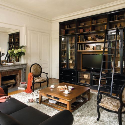 Moduły dopasowane do wielkości wnęki, z miejscem na telewizor.