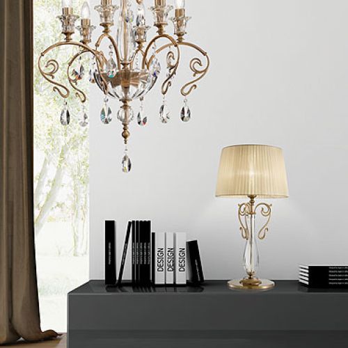 Mosiądz i kryształy Swarovskiego. Cena 830 euro netto, lampka biurkowa – 420 euro netto. MASIERO GROUP