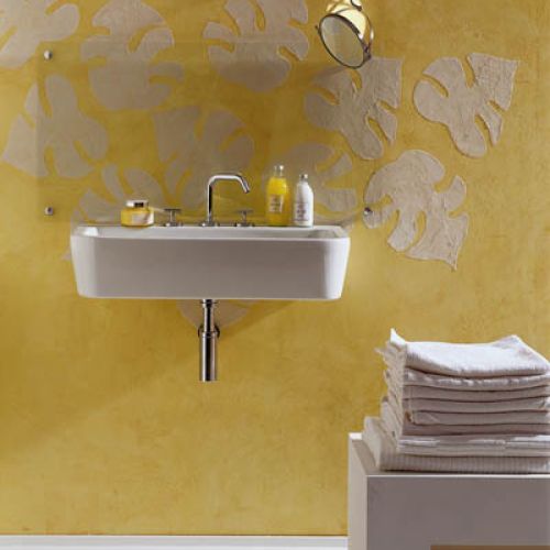 Motyw roślinny na ścianie zrobiono reliefem (35,03 zł/litr). FOX DEKORATOR