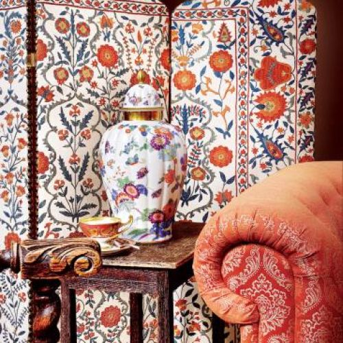 Motywy roślinne na porcelanowej wzaie i parawanie.