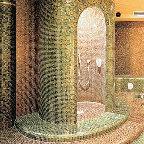 Mozaika Le Gemme firmy Bisazza. Za metr kwadratowy szklanych kostek (2 x 2 cm) zapłacimy 833 zł. ITAL-MODERN