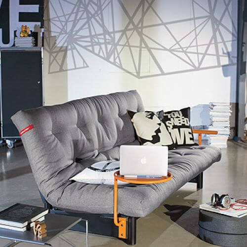 Może pełnić funkcję łóżka (jest rozkładana) albo minibiurka (na stolikach zmieści się laptop). Wymiary – 140