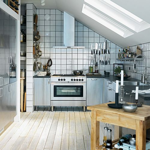 Prosty okap kuchenny w prostej, klasycznie urządzonej kuchni.