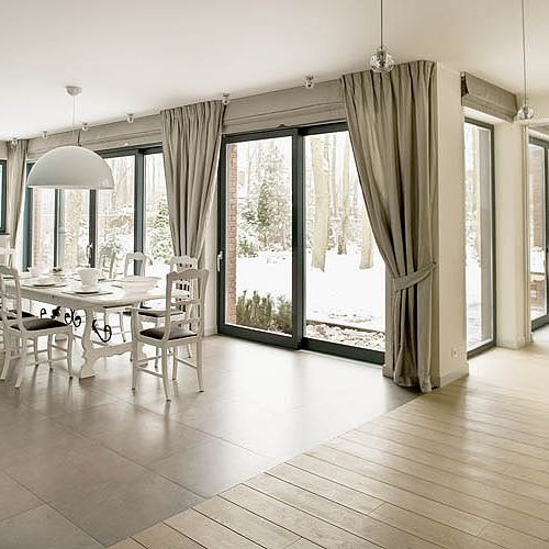 Można siedzieć w salonie i kontemplować zimowy krajobraz za oknem.