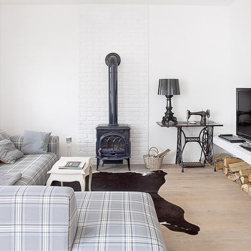 Murek pod telewizor wymyślił Michał. Zrobiony jest z cegieł i pomalowany na biało.