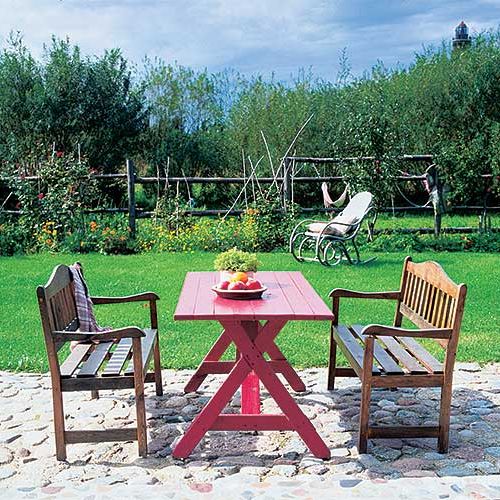 Na brukowanym tarasie słychać szum morza.