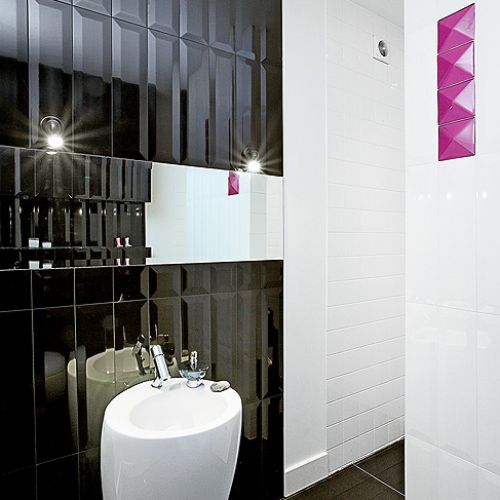 Na czarnych kafelkach fuksjowe dekory.