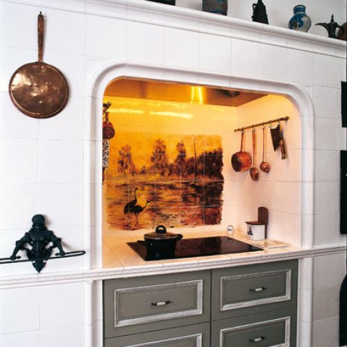 Na kafelkach kopia romantycznego pejzażu Jana Władysława Chełmińskiego.