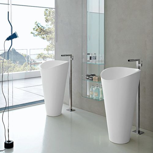 Na kamiennej umywalce bateria z serii Lounge z fabryki Noken w Hiszpanii. Projekt Simone Michelli. Cena – 6884 zł, anicar