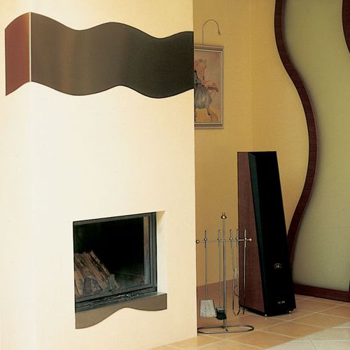 Na kominku odnajdziemy motywy nawiązujące do formy drzwi.