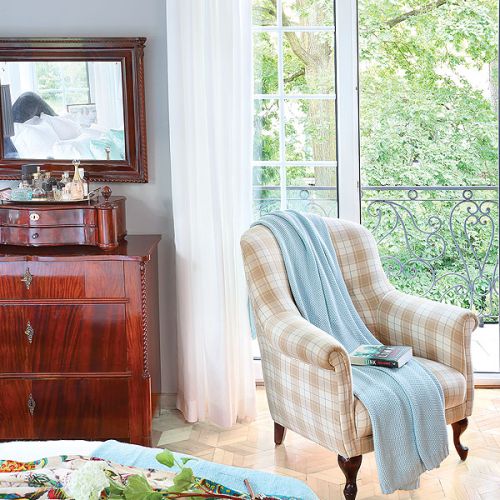 Na komodzie antyczna kasetka na babslkie skarby.